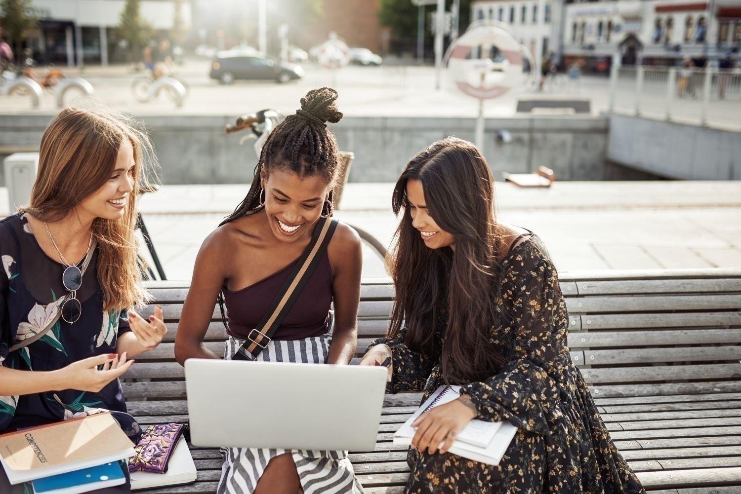 Buchen Sie ein Zoom-Meeting mit einem unserer Sprachberater Buchen Sie ein Zoom-Meeting mit einem unserer Sprachberater