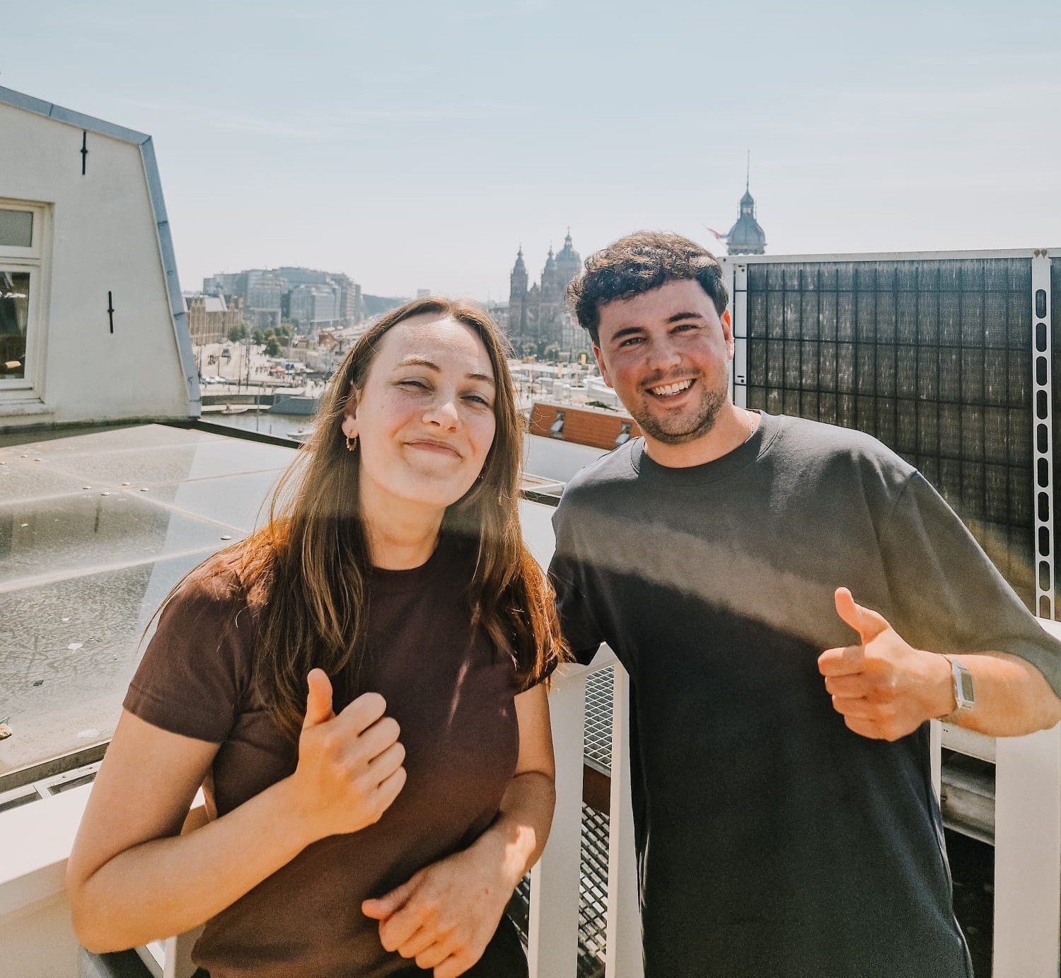 Lehrerin und Kursteilnehmer auf einer Amsterdamer Dachterrasse nach einem Intensivkurs Niederländisch bei Language Teams