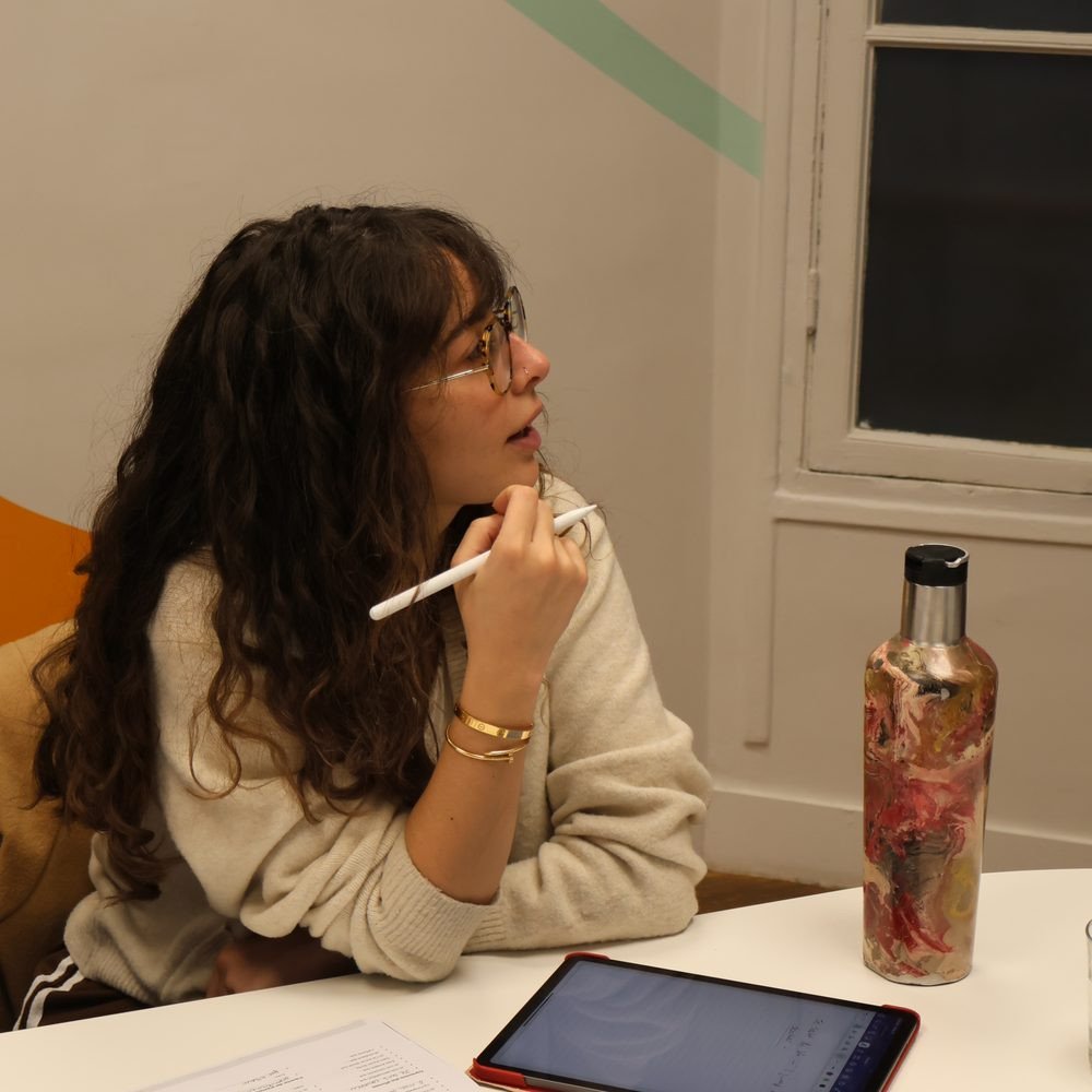 Étudiante prenant la parole pendant un cours intensif de français à Paris