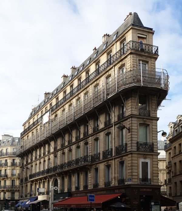 Le bâtiment de l'école Language Teams rue La Fayette à Paris