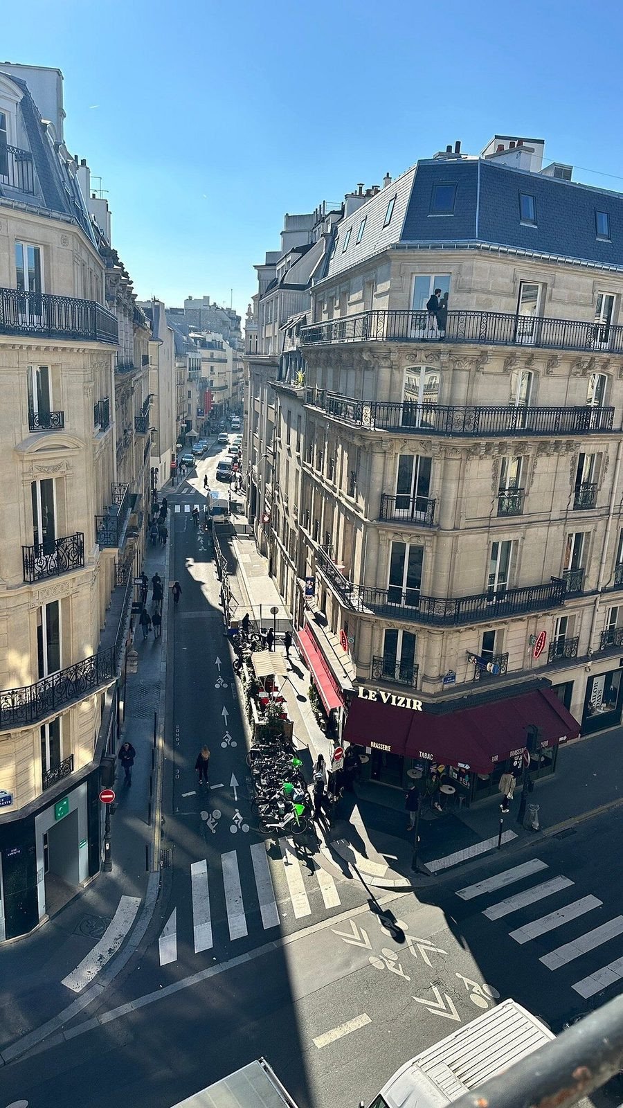 Vue depuis la salle de classe Language Teams sur la rue La Fayette, dans le 9e arrondissement de Paris